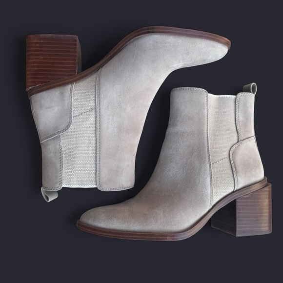Vince Camuto Shoes - Vince Camuto Suede Kreshna Chelsea Ankle Booties Size 8 Block Heel Classic